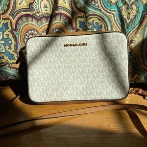 Michael Kors adjustable side bag!